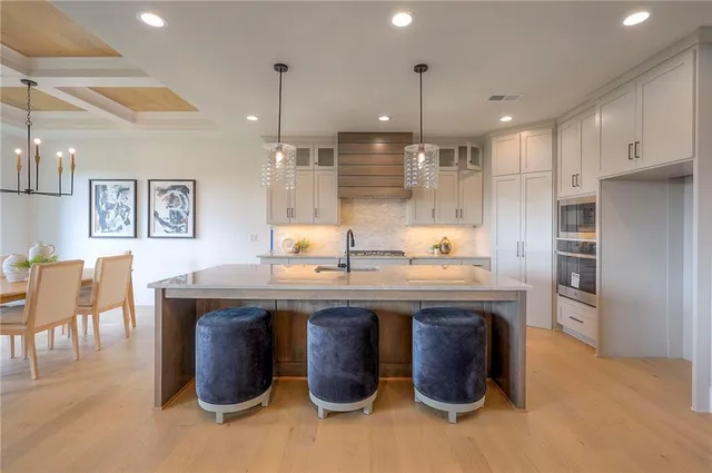 $1,095,000 | 565 South Shore Drive, Lake Winnebago, MO 64034