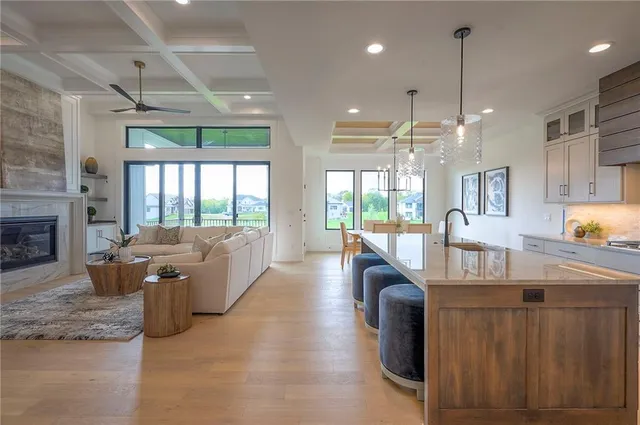 $1,095,000 | 565 South Shore Drive, Lake Winnebago, MO 64034