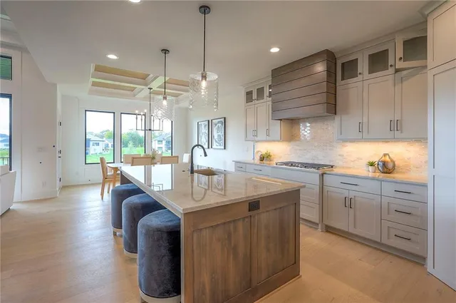 $1,095,000 | 565 South Shore Drive, Lake Winnebago, MO 64034