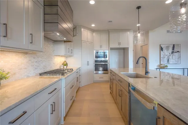 $1,095,000 | 565 South Shore Drive, Lake Winnebago, MO 64034