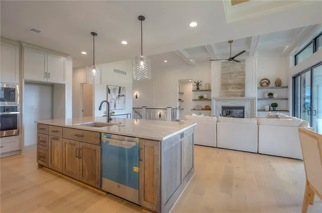 $1,095,000 | 565 South Shore Drive, Lake Winnebago, MO 64034