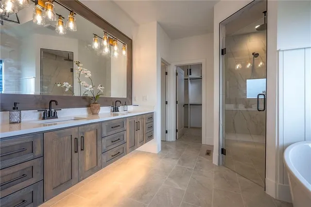 $1,095,000 | 565 South Shore Drive, Lake Winnebago, MO 64034