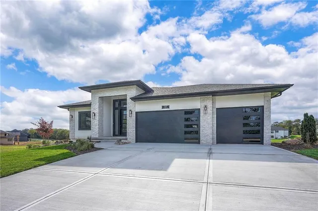 $1,095,000 | 565 South Shore Drive, Lake Winnebago, MO 64034