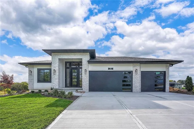 $1,095,000 | 565 South Shore Drive, Lake Winnebago, MO 64034