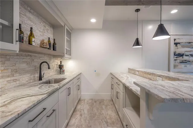 $1,095,000 | 565 South Shore Drive, Lake Winnebago, MO 64034