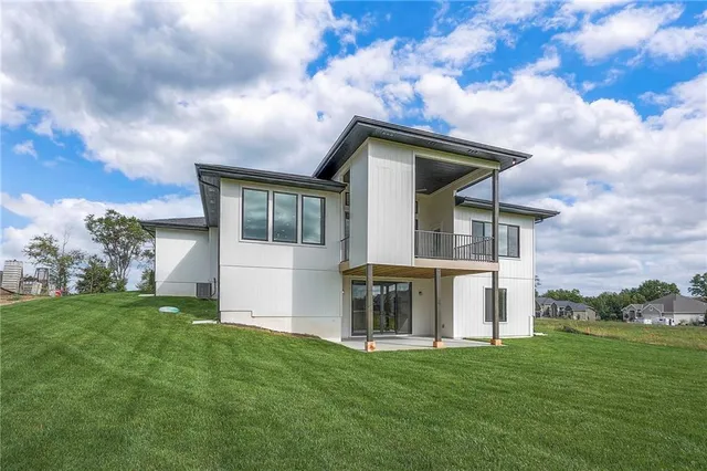 $1,095,000 | 565 South Shore Drive, Lake Winnebago, MO 64034