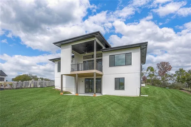 $1,095,000 | 565 South Shore Drive, Lake Winnebago, MO 64034