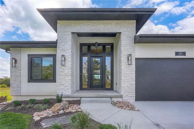 $1,095,000 | 565 South Shore Drive, Lake Winnebago, MO 64034