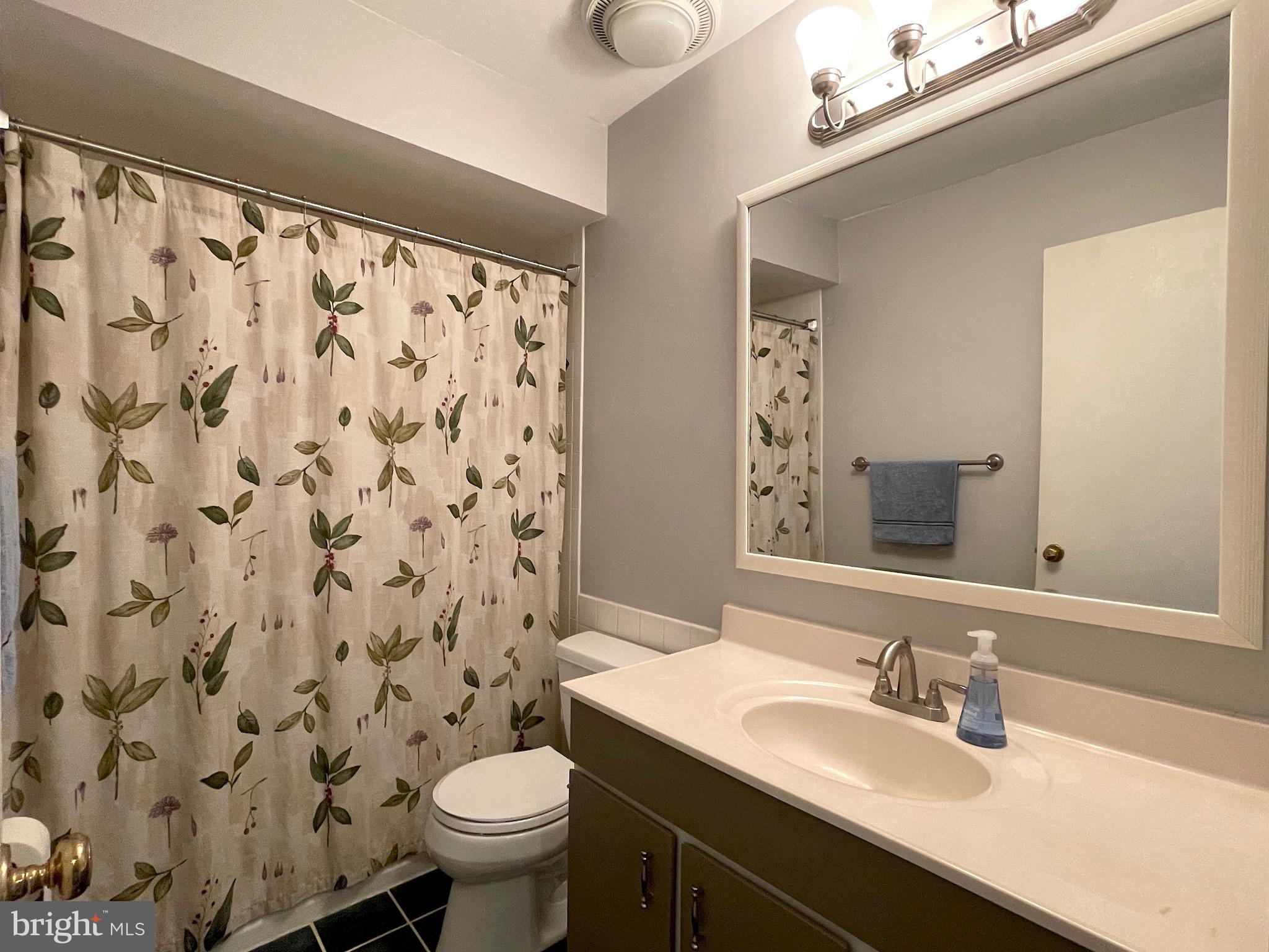 8546 Forrester Boulevard, Unit 880 Springfield, VA 22152 - Photo 7 of 12 Full Bathroom