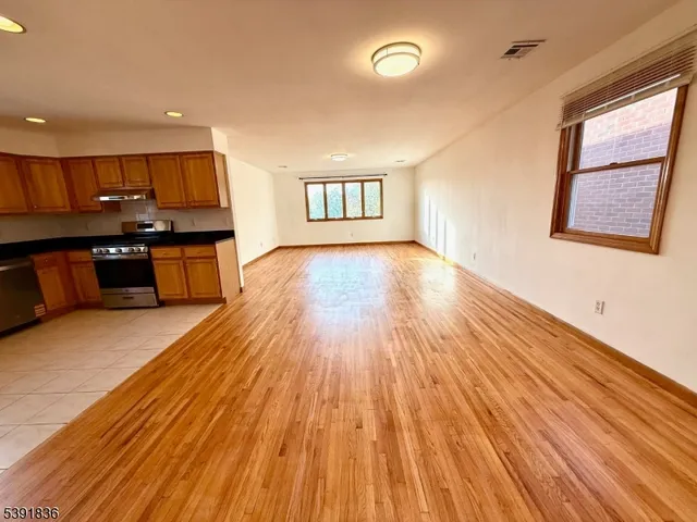 $2,800 | 68 Somme Street, Unit 2, Newark, NJ 07105