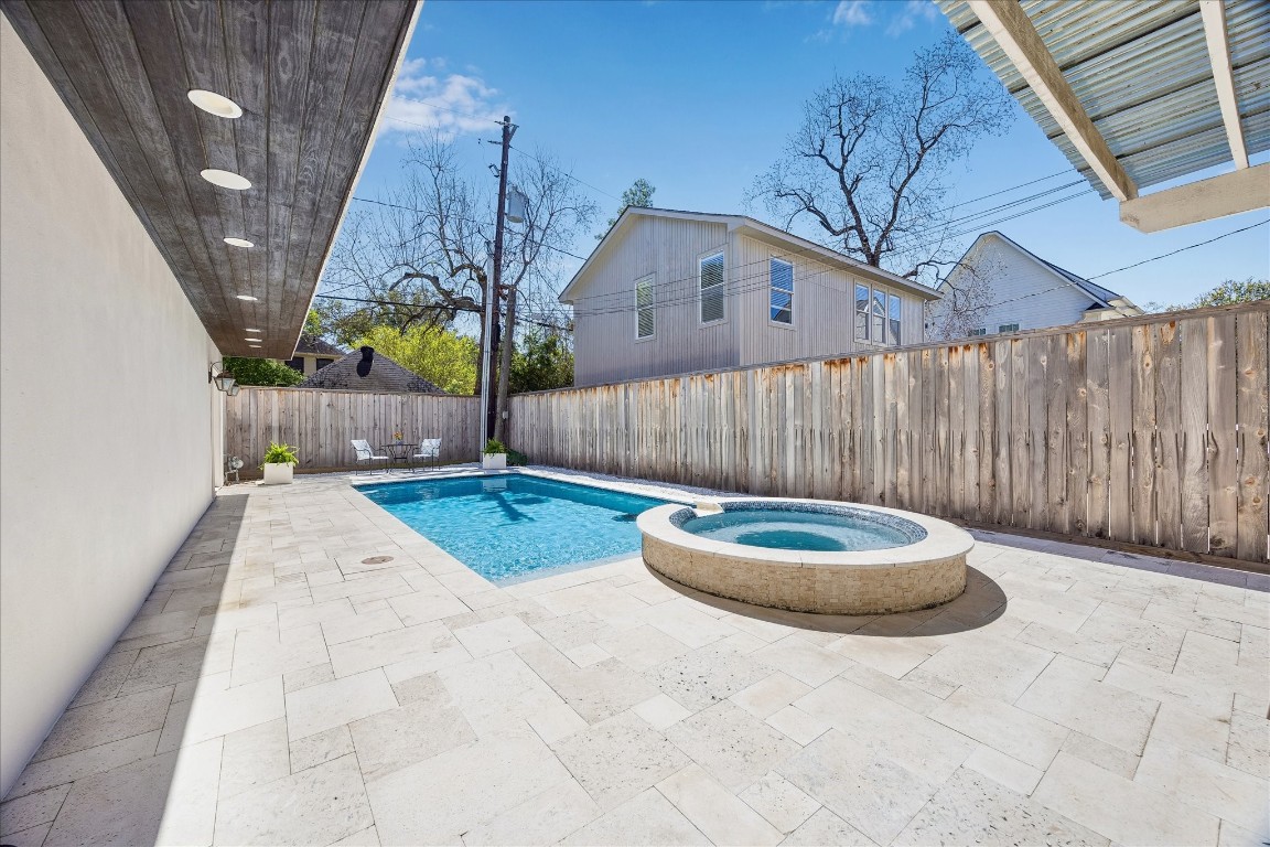1741 Banks Street Houston, TX 77098 - Photo 30 of 31 a backyard of a house