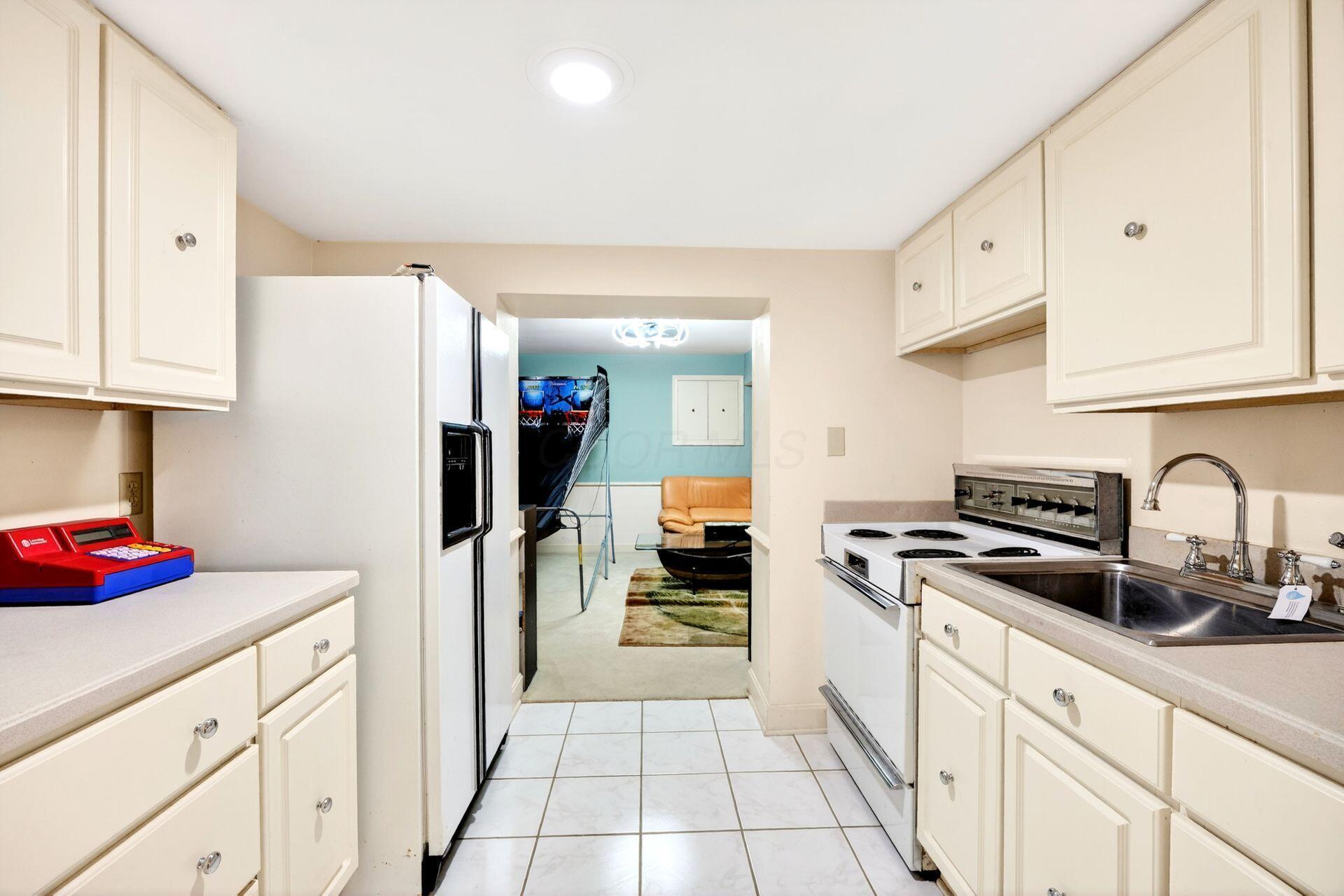 2433 Brookwood Road Columbus, OH 43209 - Photo 66 of 105 LL Kitchen