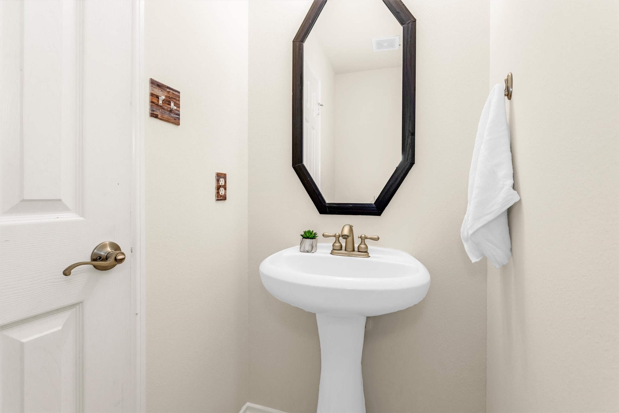 3211 Burton Ridge Drive Spring, TX 77386 - Photo 22 of 49 a bathroom with a sink a mirror and shower