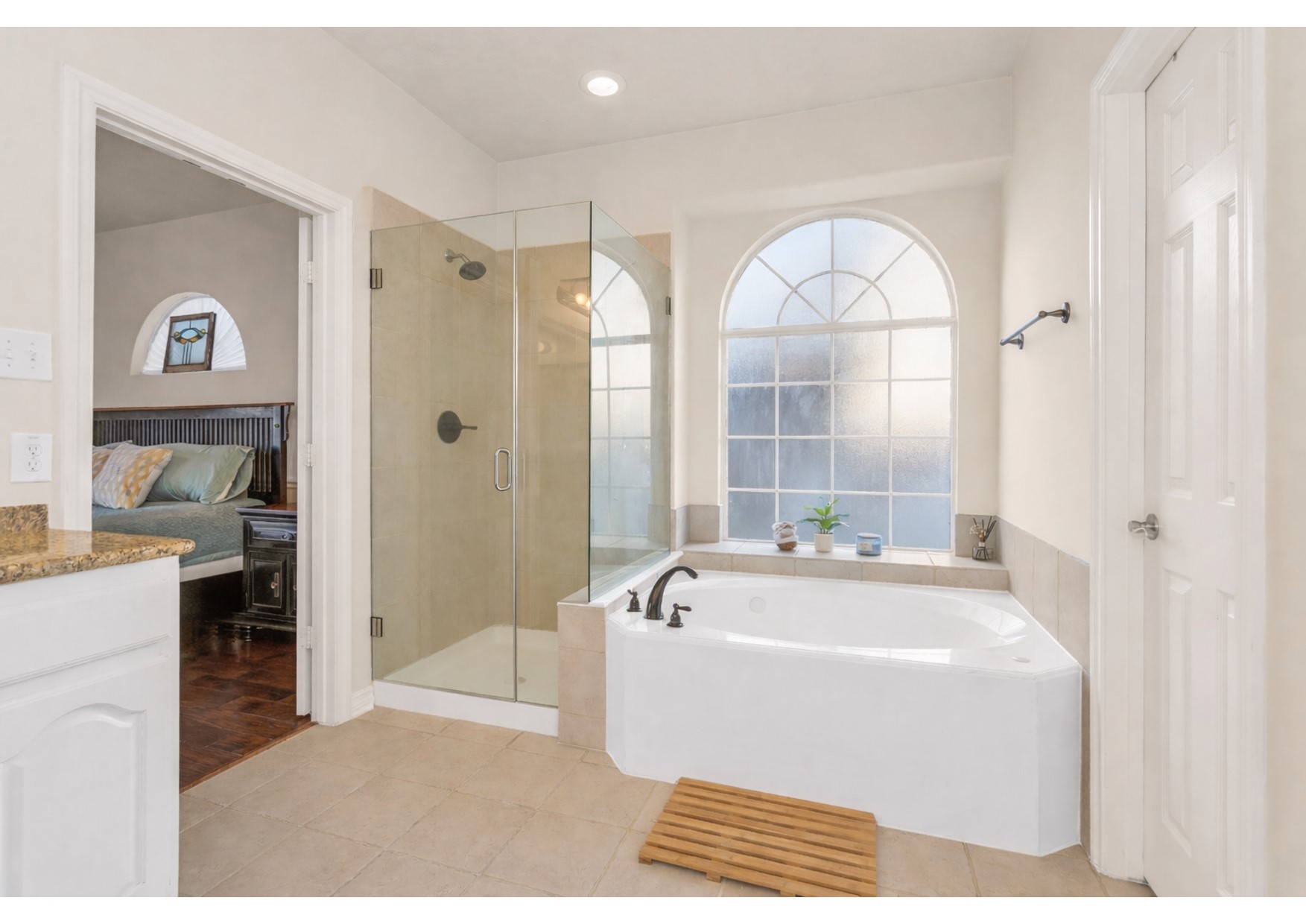 3211 Burton Ridge Drive Spring, TX 77386 - Photo 28 of 49 a spacious bathroom with a bathtub and a sink
