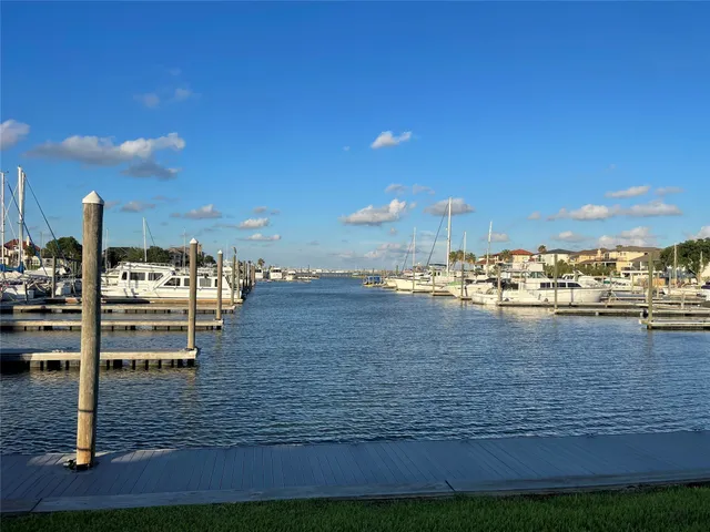 $3,100 | 304 Lago Vista Street, Kemah, TX 77565