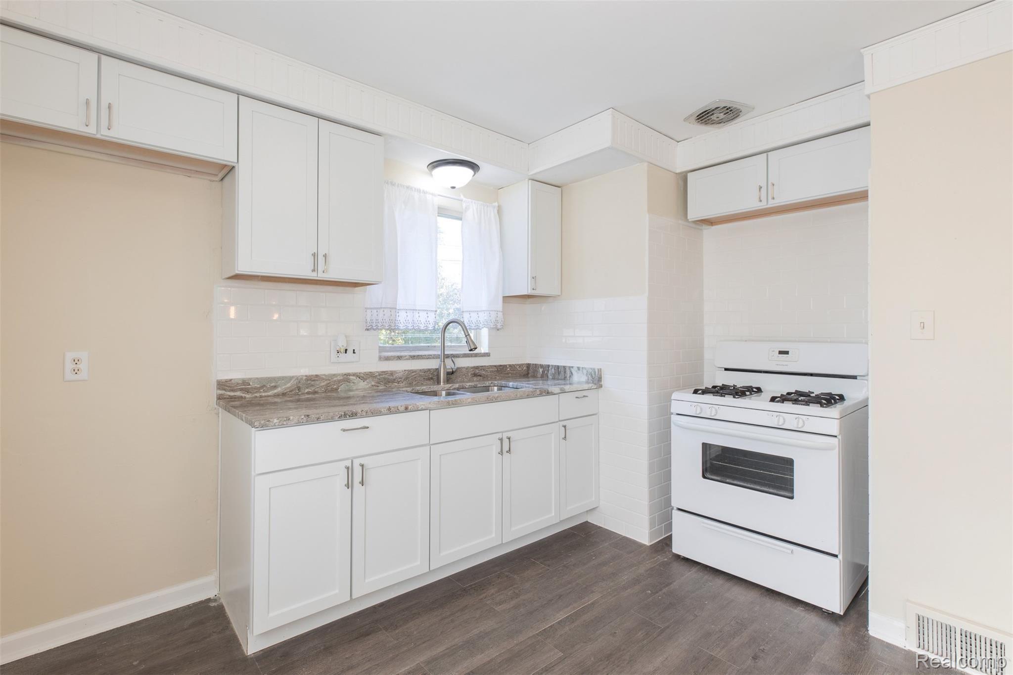 14378 Trenton Road Southgate, MI 48195 - Photo 13 of 34 New backsplash