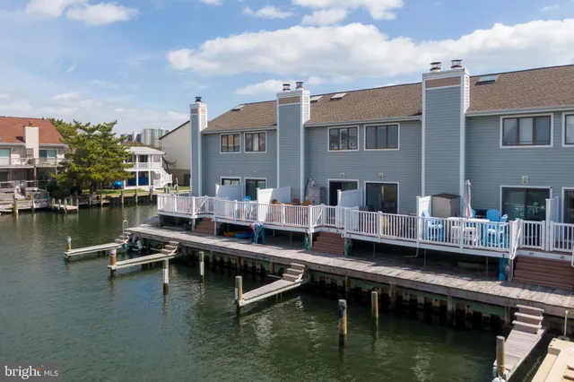 a view of residential houses with outdoor area