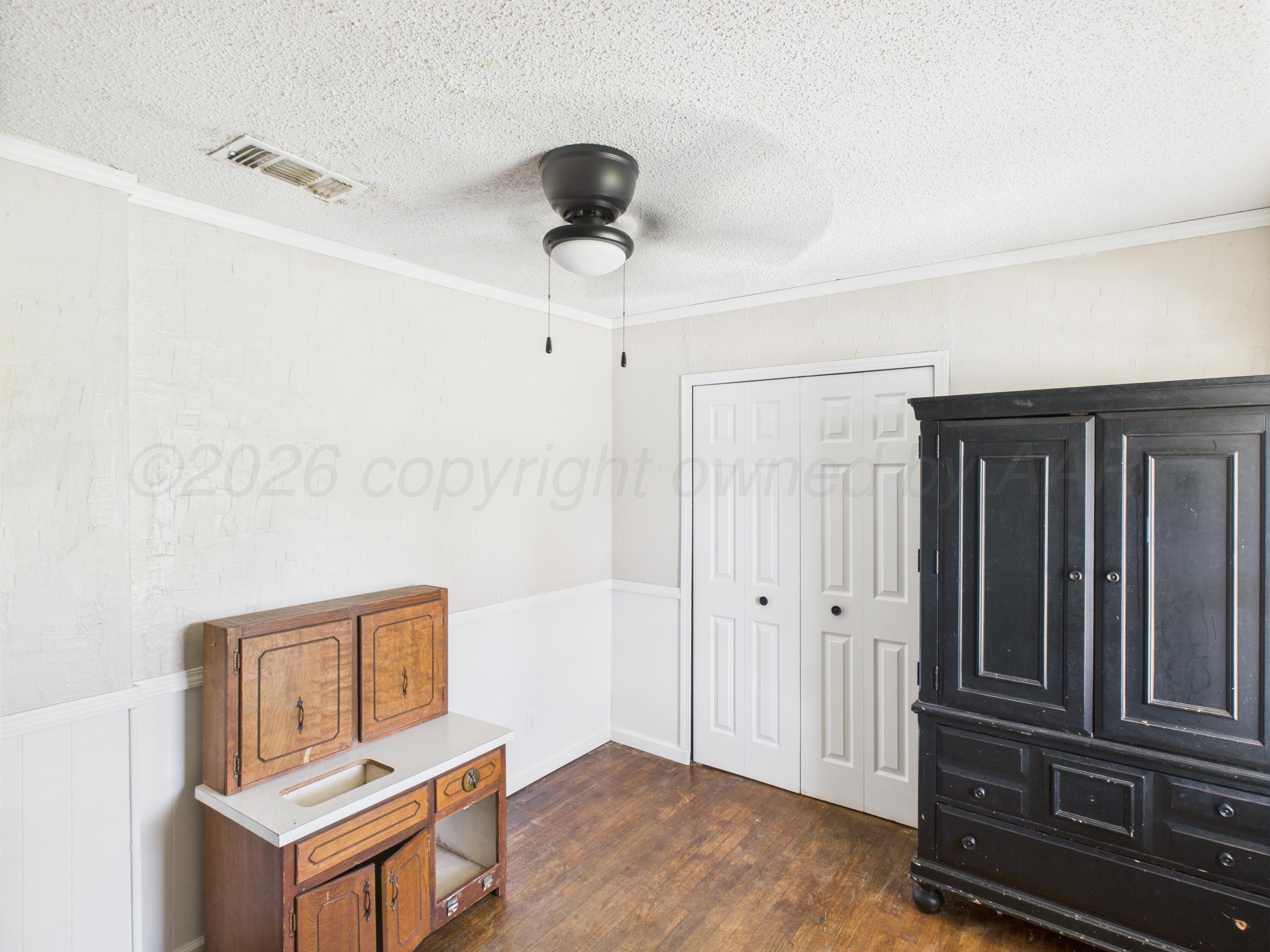 505 South Ridgeland Avenue Fritch, TX 79036 - Photo 11 of 15 a living room with a bed furniture and a window