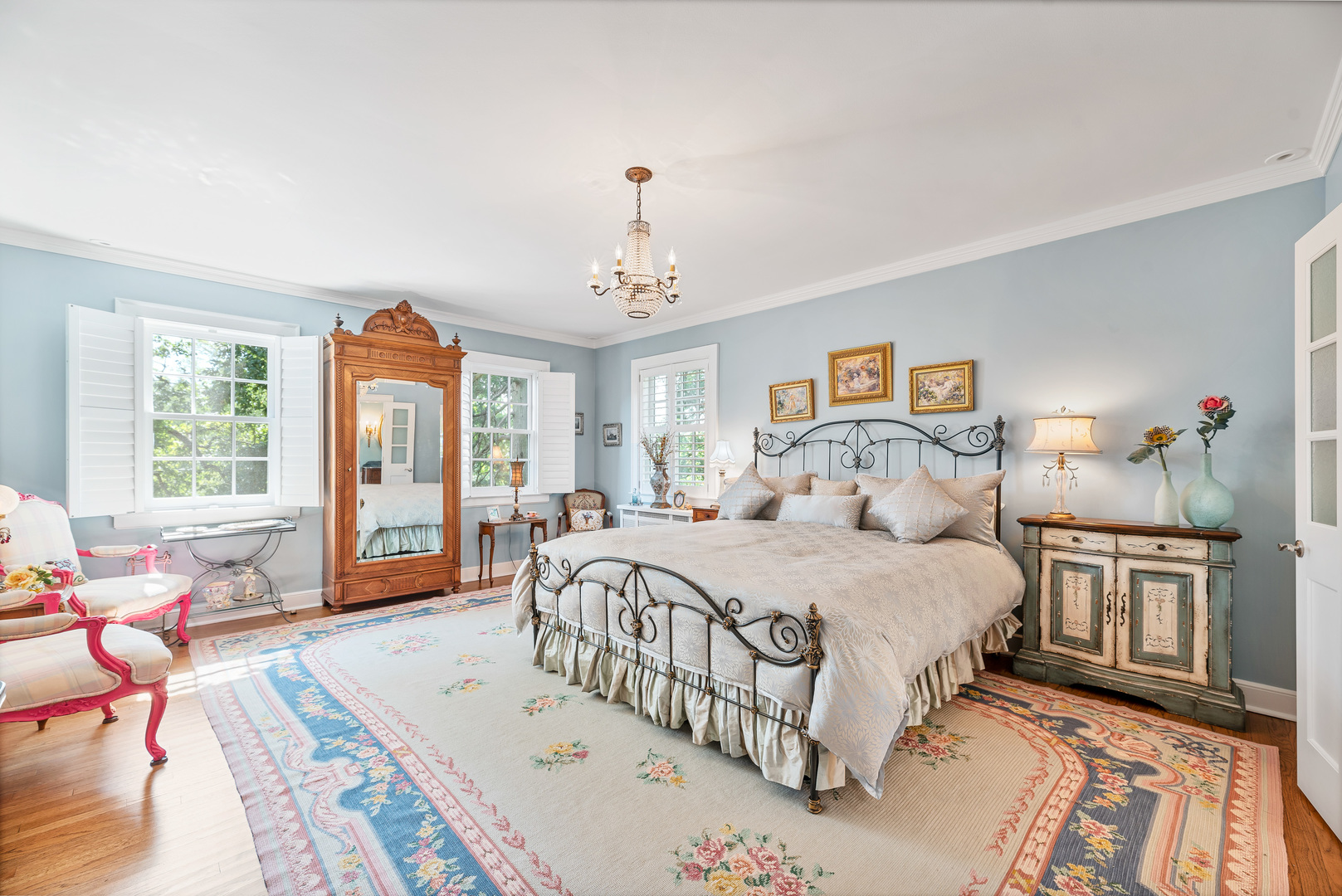 611 County Line Road Highland Park, IL 60035 - Photo 25 of 49 a bed room with a bed and a couch
