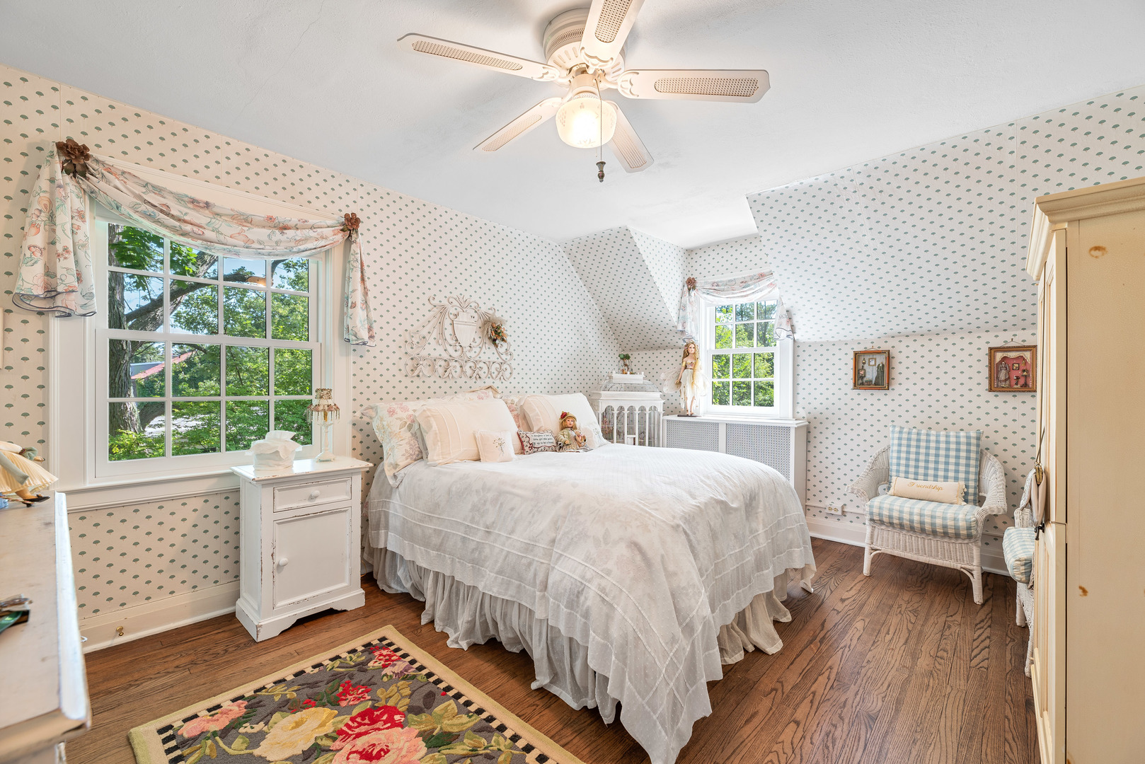 611 County Line Road Highland Park, IL 60035 - Photo 37 of 49 a bedroom with a bed and a chair