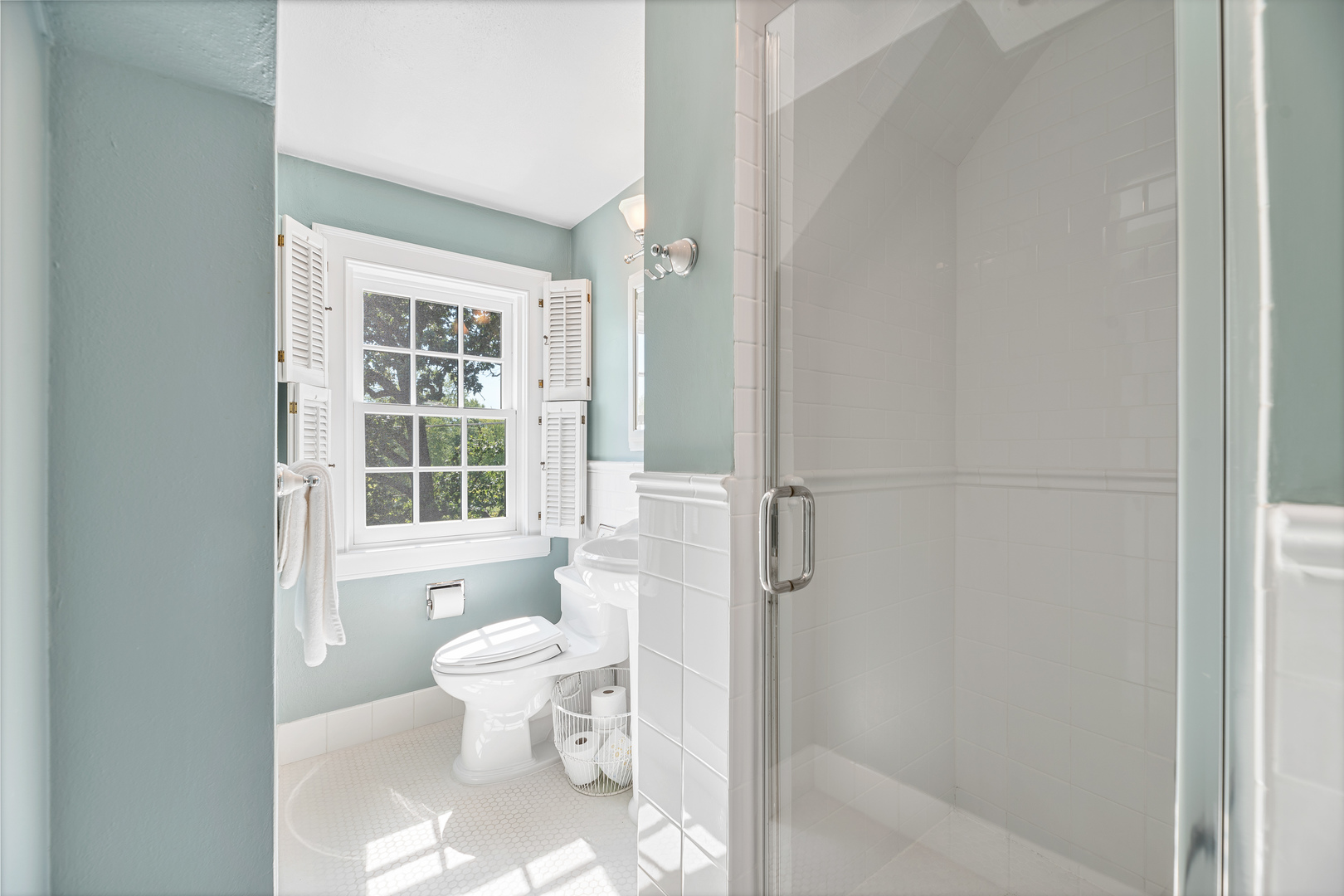 611 County Line Road Highland Park, IL 60035 - Photo 40 of 49 a bathroom with a toilet and a shower