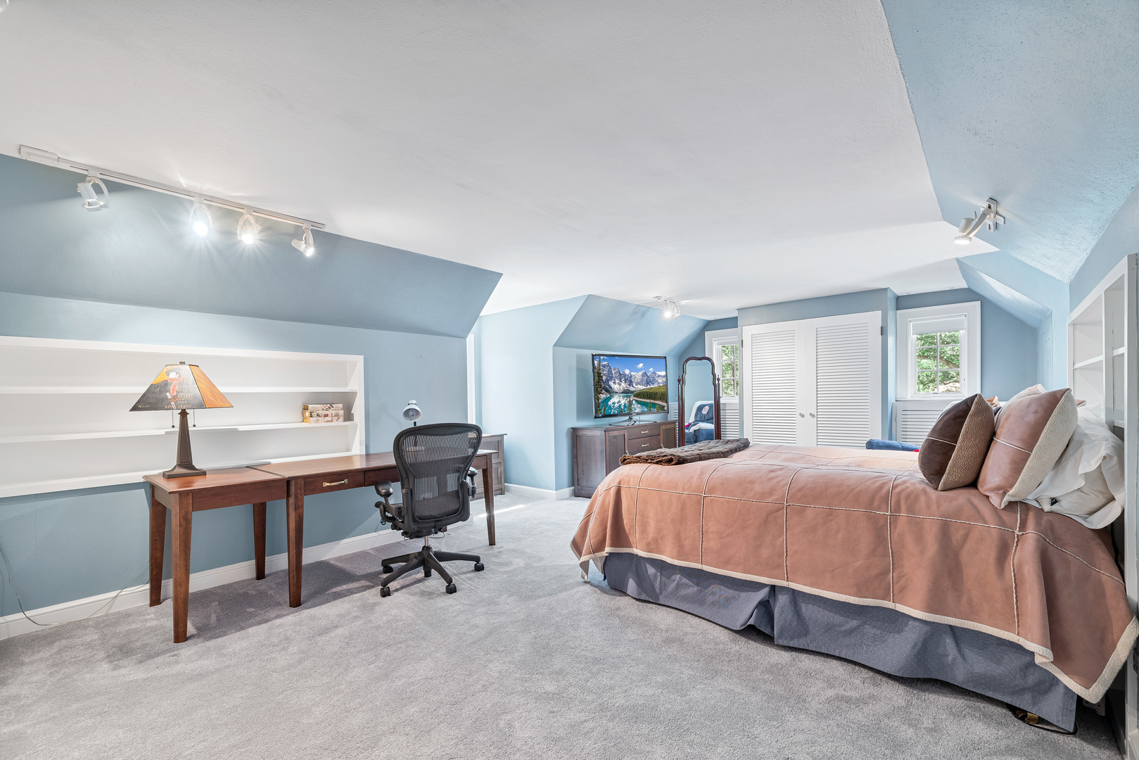 611 County Line Road Highland Park, IL 60035 - Photo 41 of 49 a bedroom with a bed and lamp