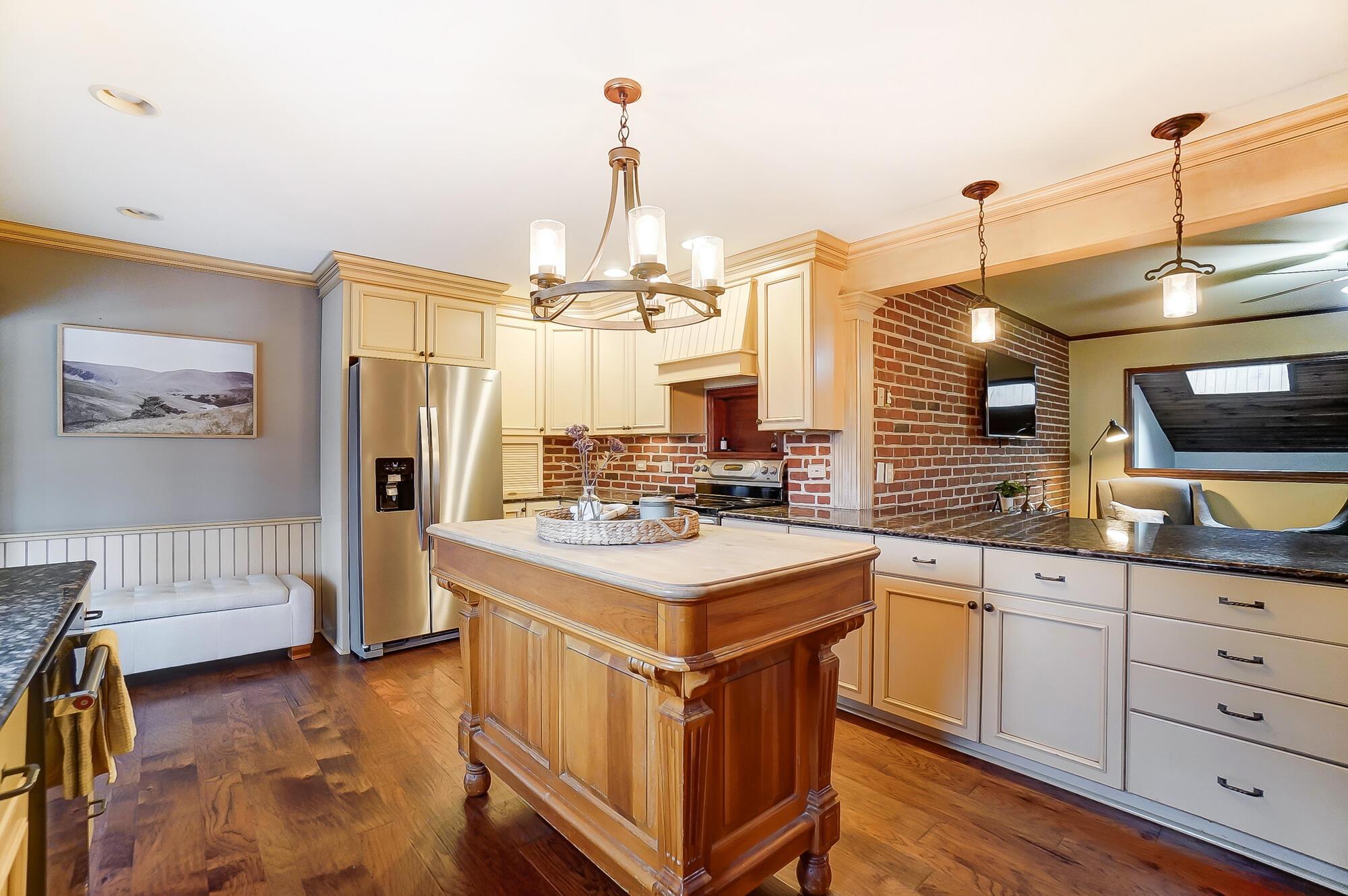 4084 Kenny Road Columbus, OH 43220 - Photo 12 of 63 Gorgeous Kitchen! With eat in bar area.