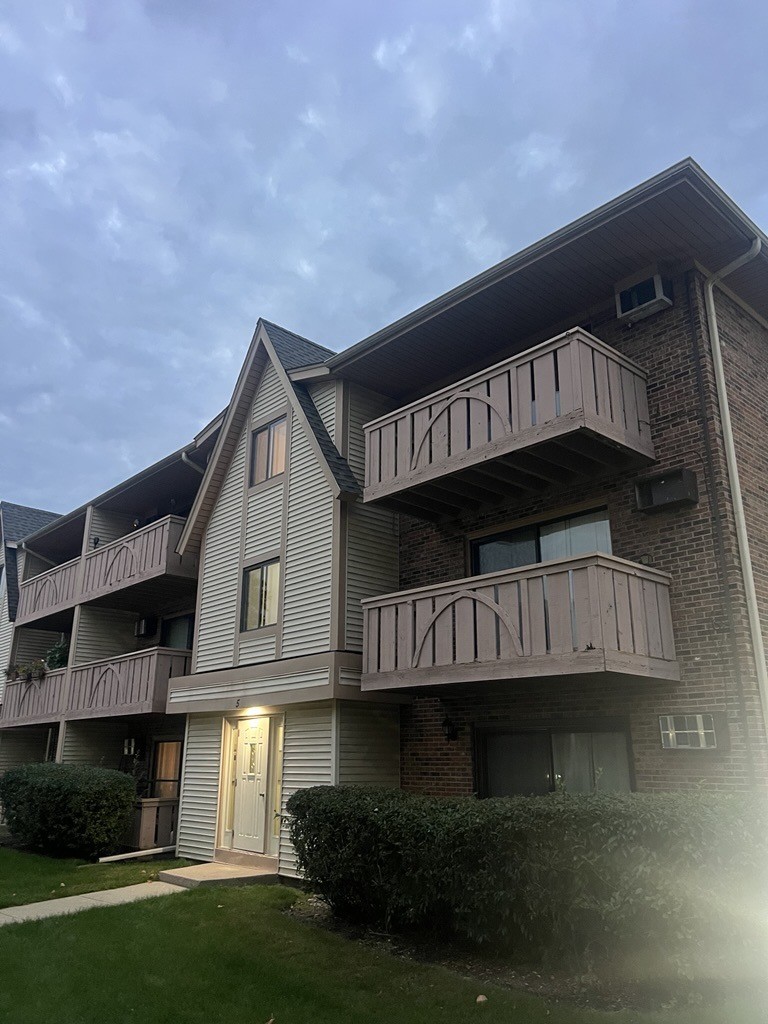 5 Echo Court, Unit 12 Vernon Hills, IL 60061 - Photo 2 of 14 a view of a house with a balcony