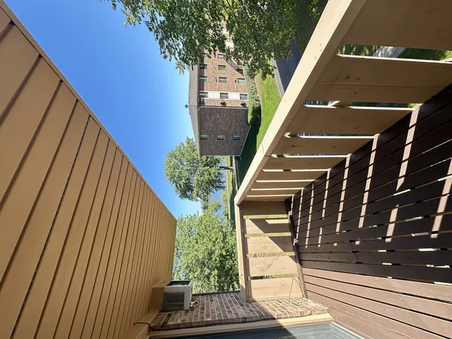 a view of entryway with a front door