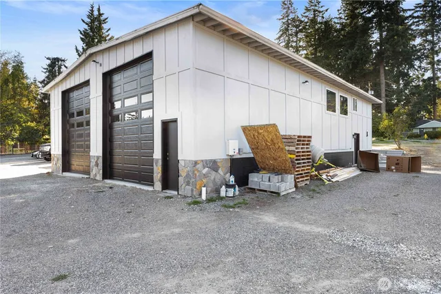 a view of a house with backyard