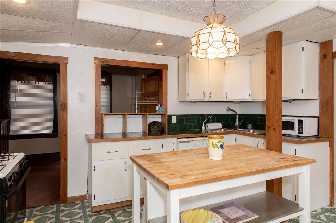 7 Union Street Warren, RI 02885 - Photo 7 of 23 1st floor kitchen