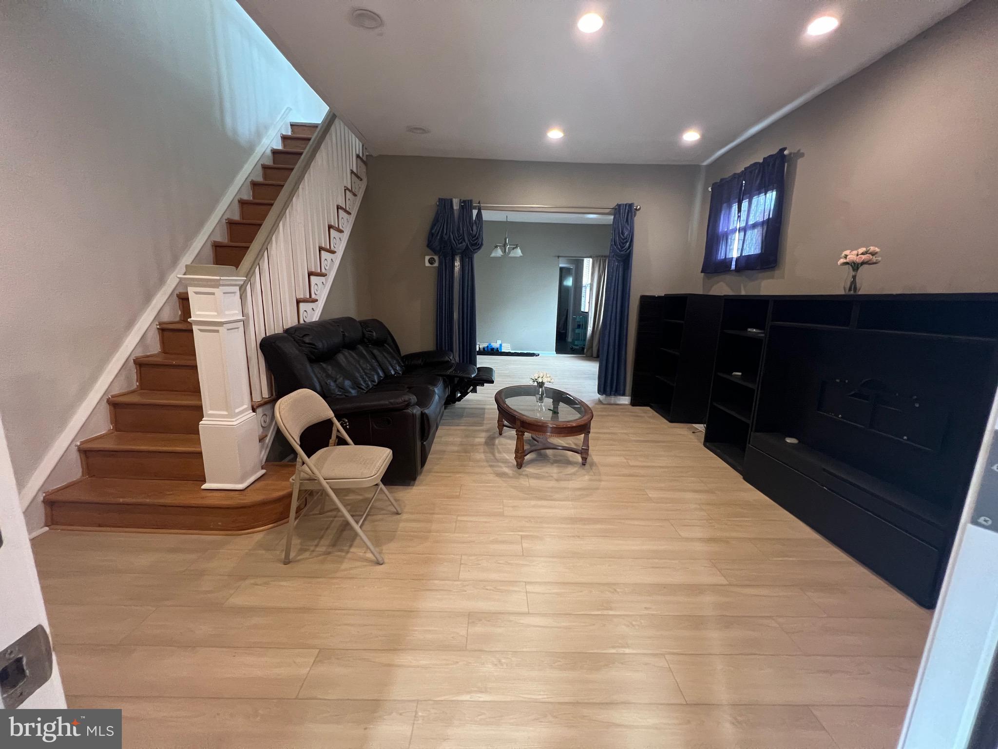 725 Rhawn Street Philadelphia, PA 19111 - Photo 4 of 28 Gallery Image 4