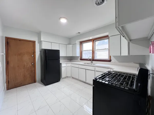$1,200 | 5217 South Hermitage Avenue, Unit 2F, Chicago, IL 60609