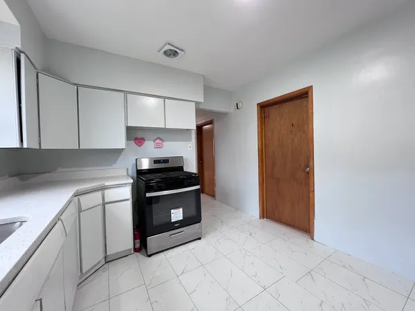 $1,200 | 5217 South Hermitage Avenue, Unit 2F, Chicago, IL 60609