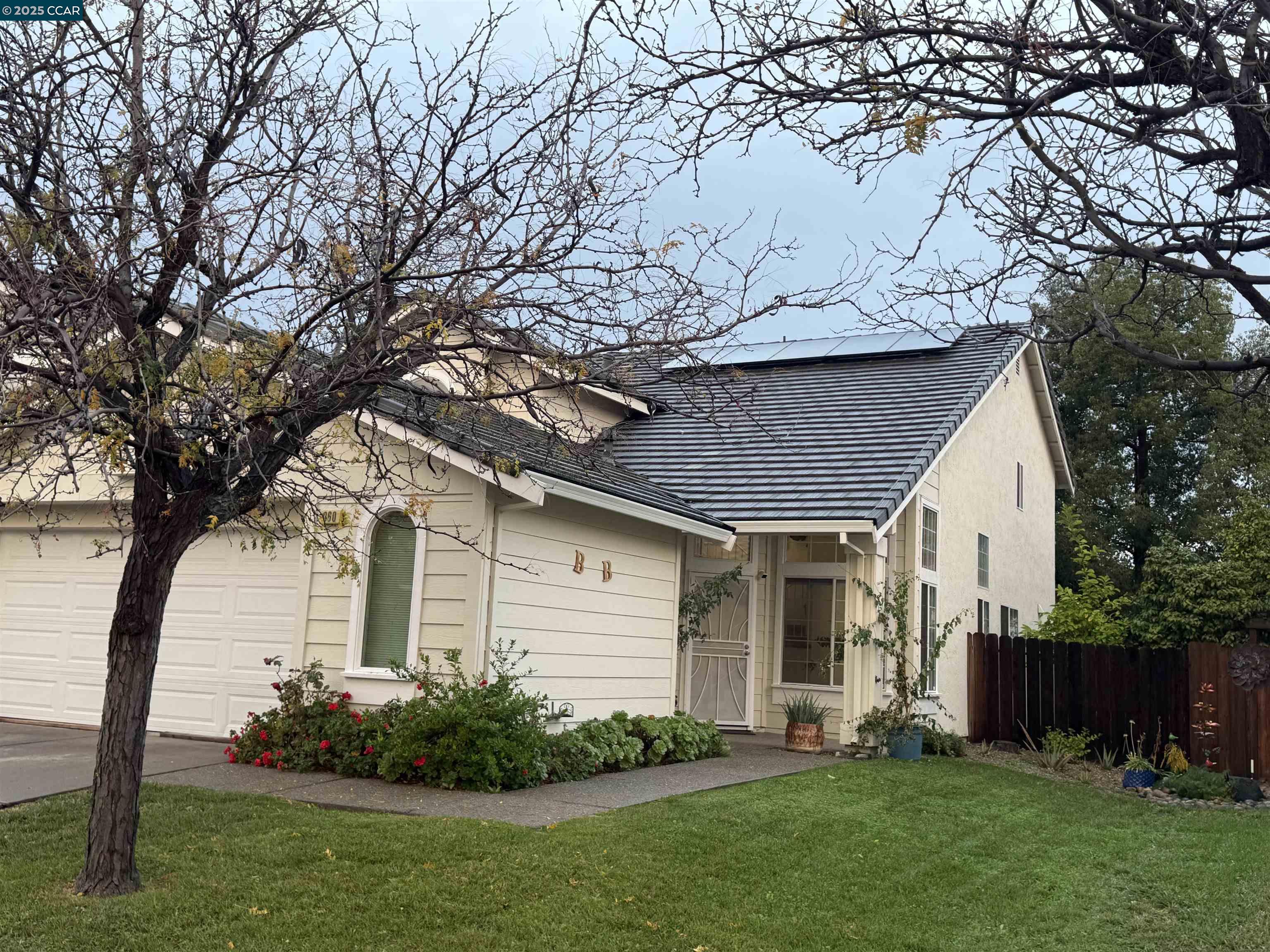 360 Gull Place Pittsburg, CA 94565 - Photo 34 of 36 a front view of house with a garden