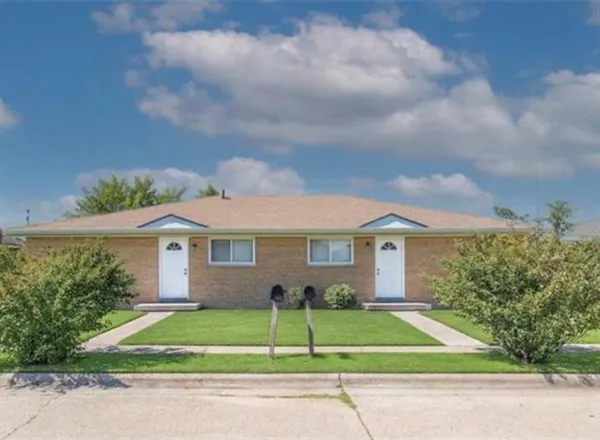 $1,800 | 4850 Lynhuber Drive, New Orleans, LA 70126