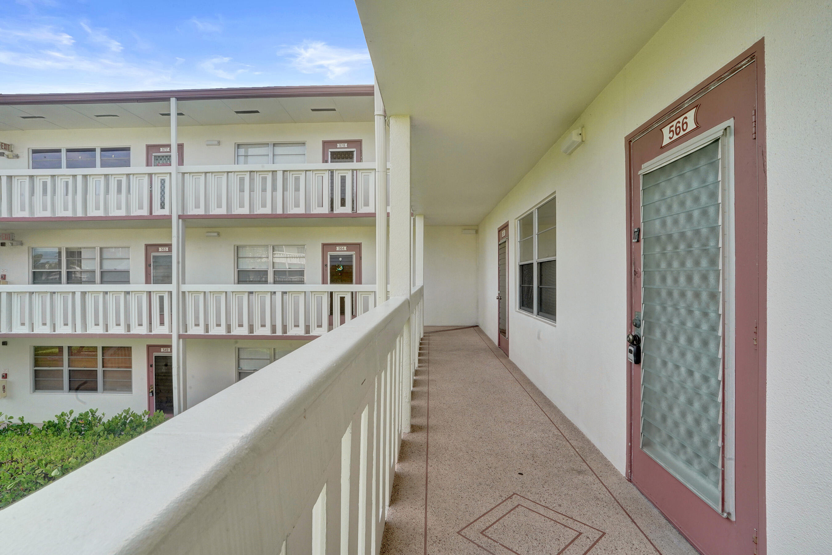 566 Fanshaw North Boca Raton, FL 33434 - Photo 3 of 27 Entrance