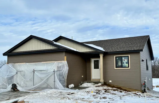 $324,900 | 911 3rd Street East, Wanamingo, MN 55983