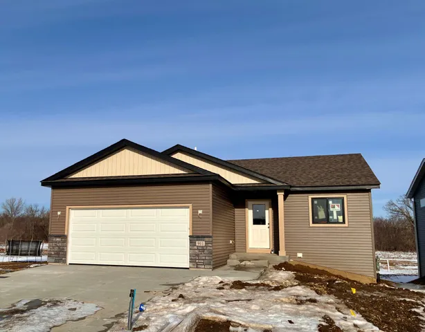 $324,900 | 911 3rd Street East, Wanamingo, MN 55983