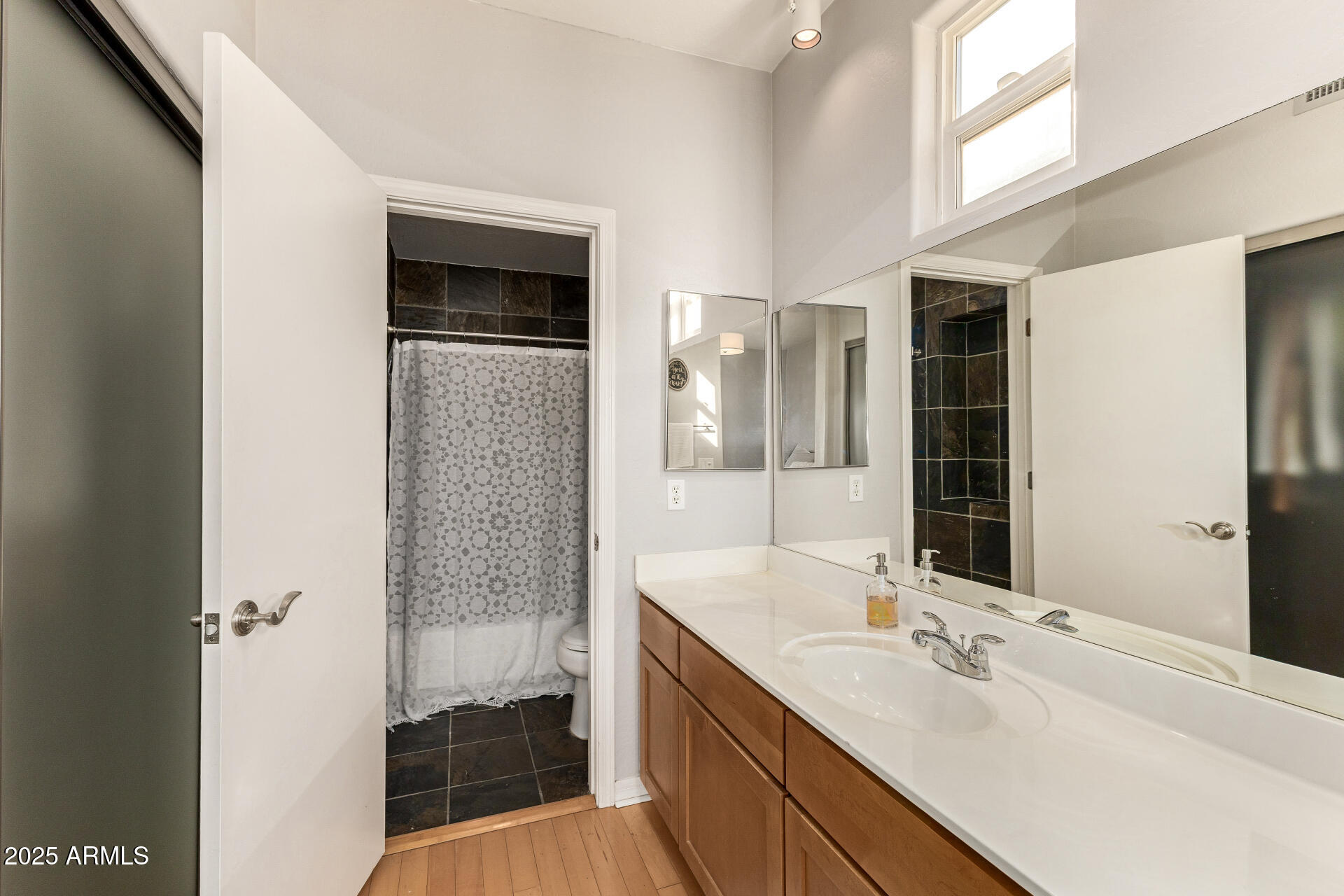 706 East Washington Street, Unit 114 Phoenix, AZ 85034 - Photo 21 of 29 Primary Bath