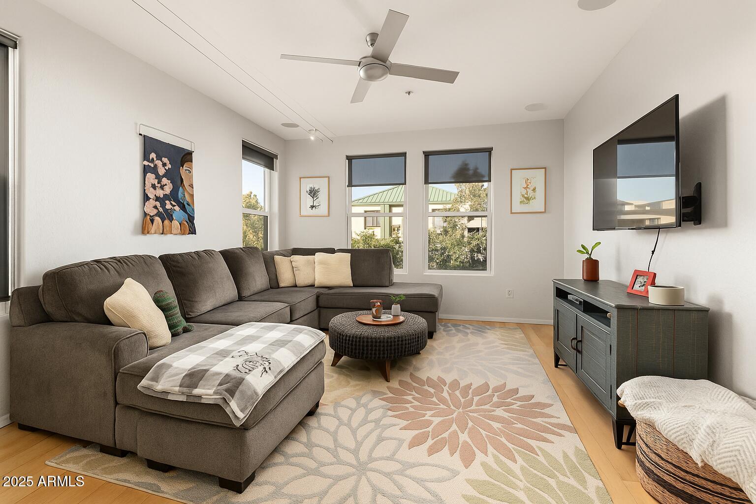 706 East Washington Street, Unit 114 Phoenix, AZ 85034 - Photo 8 of 29 Living Room