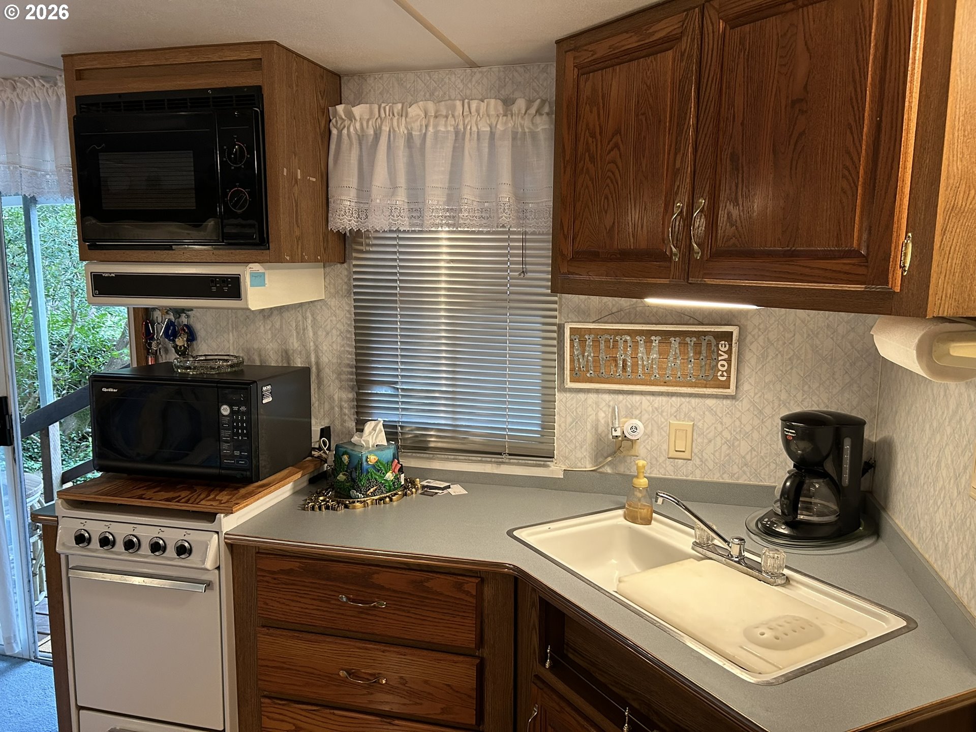 112 Sailor Lane Florence, OR 97439 - Photo 22 of 44 a kitchen with a stove and a microwave