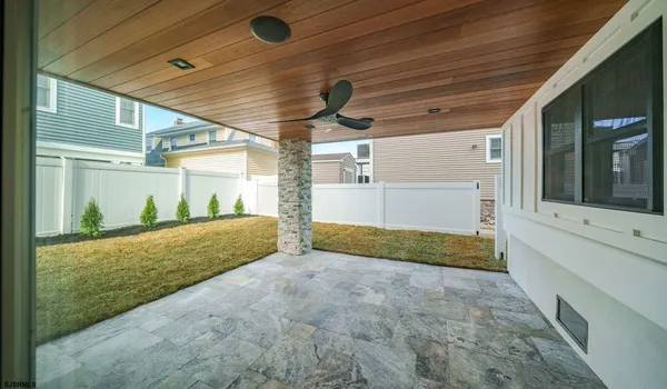 a view of backyard of the house