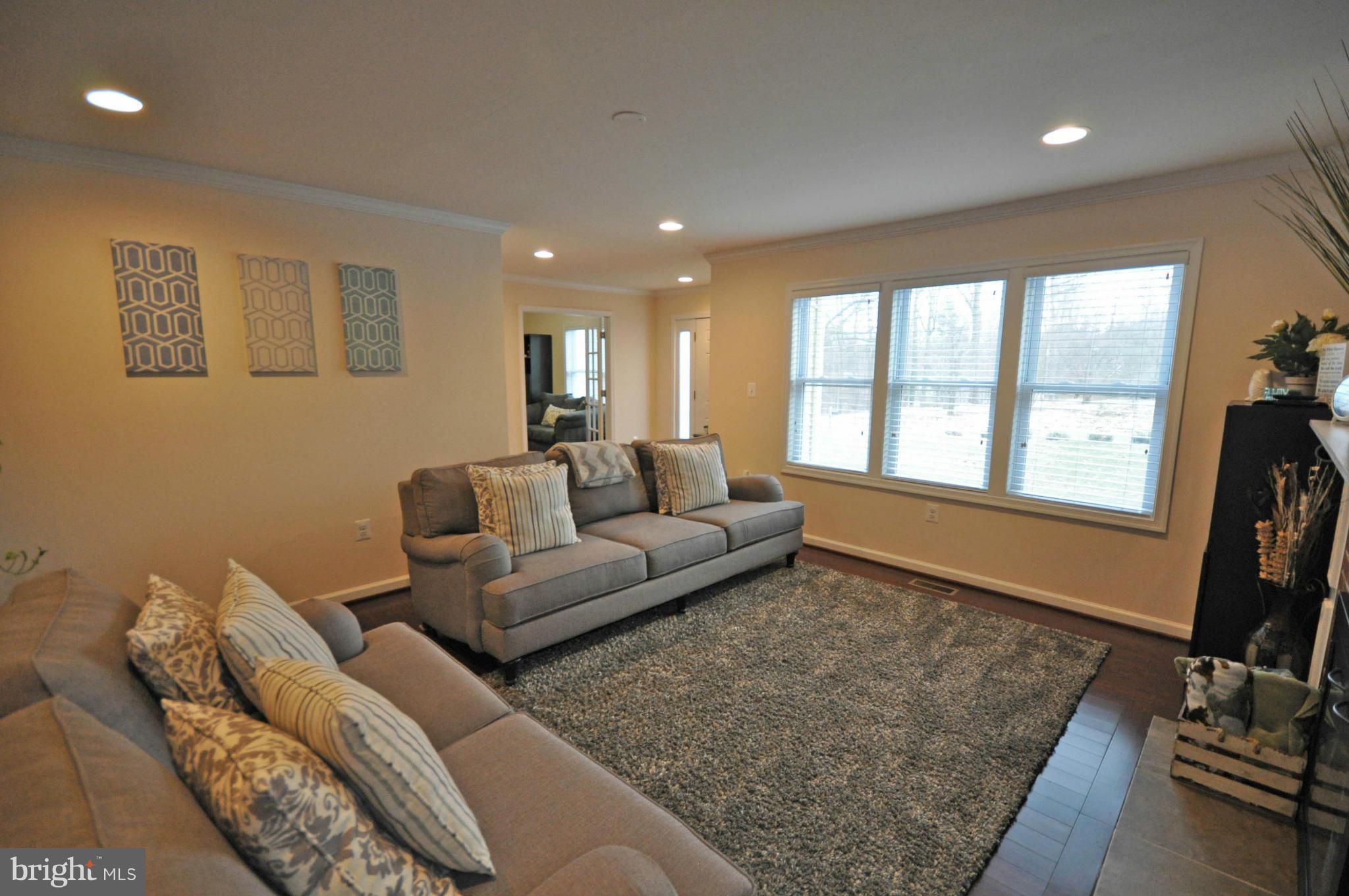 6160 Howells Road Alexandria, VA 22310 - Photo 8 of 30 Living Room
