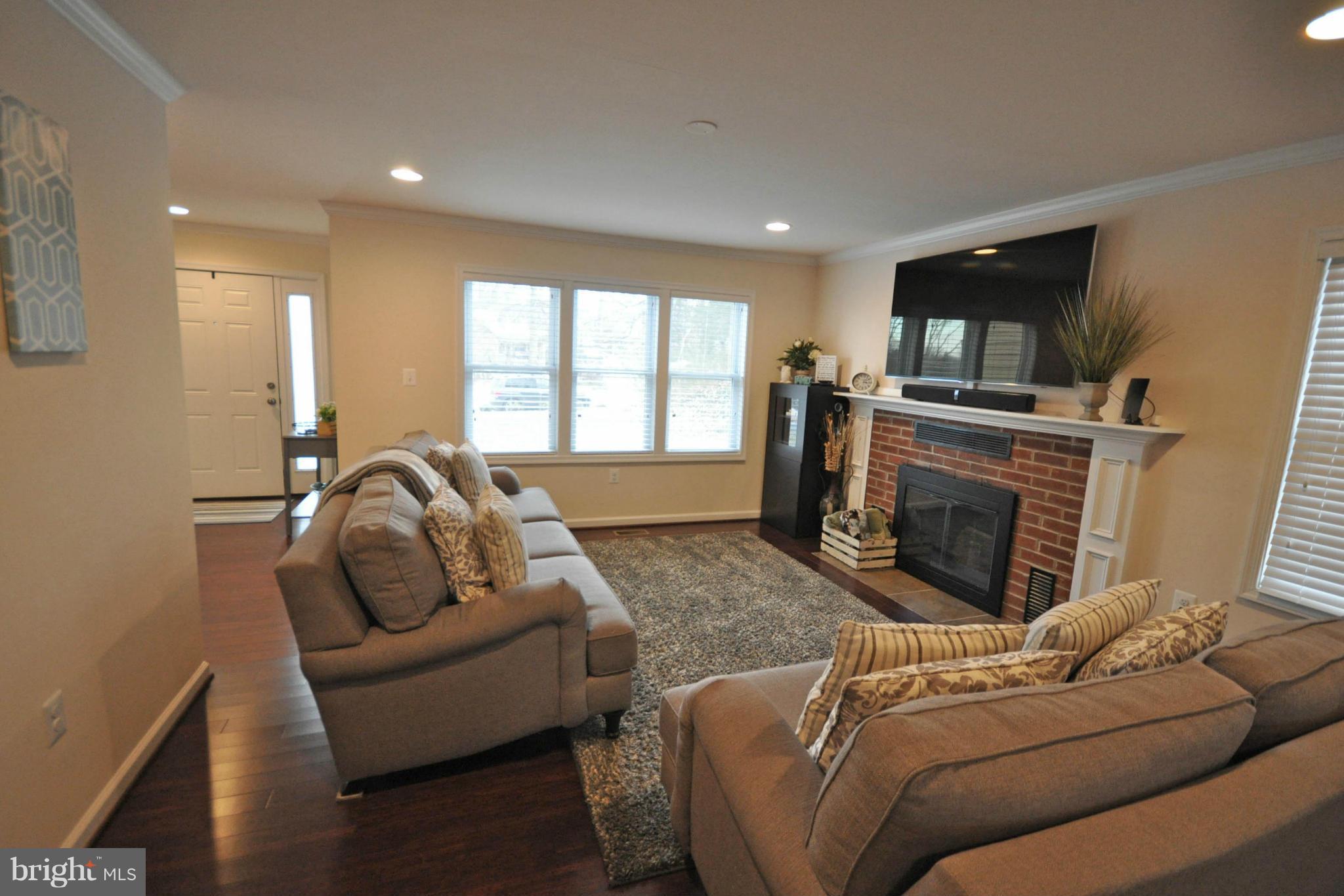 6160 Howells Road Alexandria, VA 22310 - Photo 9 of 30 Living Room