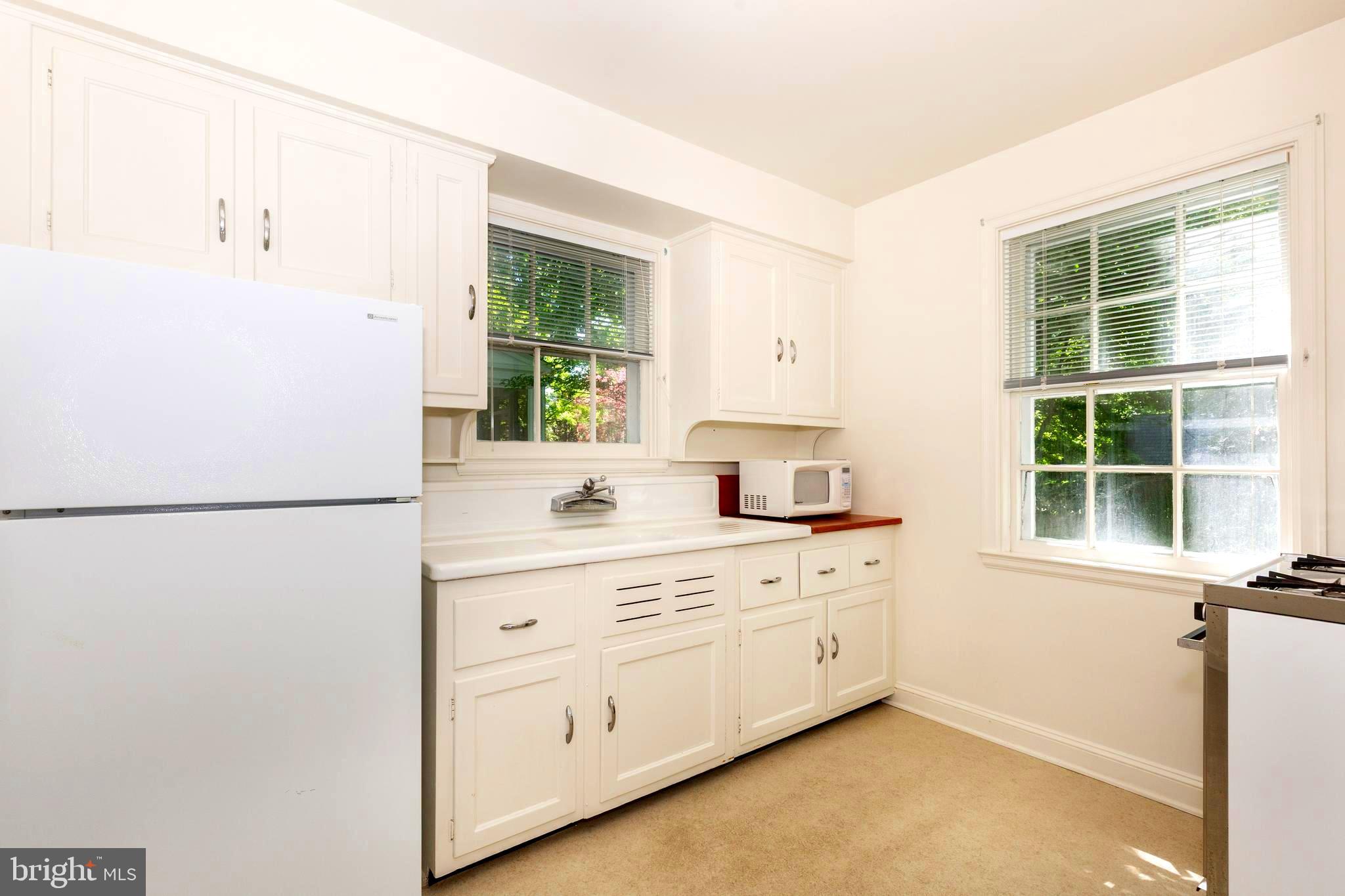 323 Broadmoor Road Baltimore, MD 21212 - Photo 9 of 40 Retro kitchen clean and bright!
