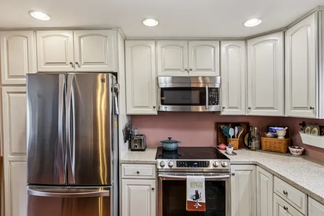 $555,000 | 10 Old Coach Road, Atkinson, NH 03811