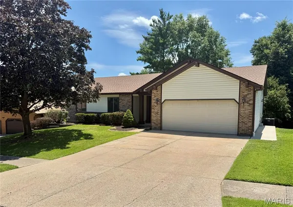 $389,900 | 6 Quiet Brook Court, St. Charles, MO 63303