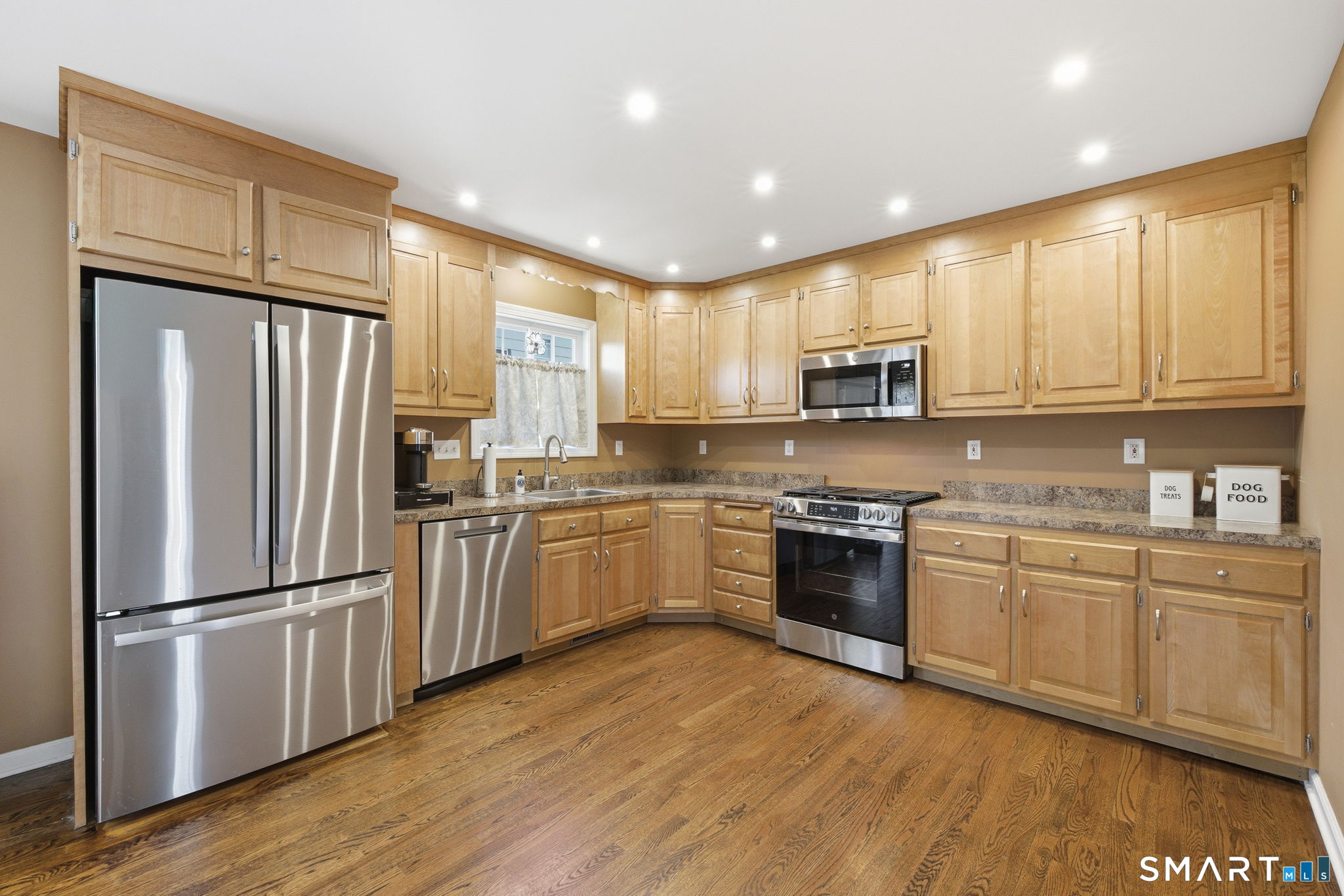 18 Perry Hill Road Shelton, CT 06484 - Photo 3 of 28