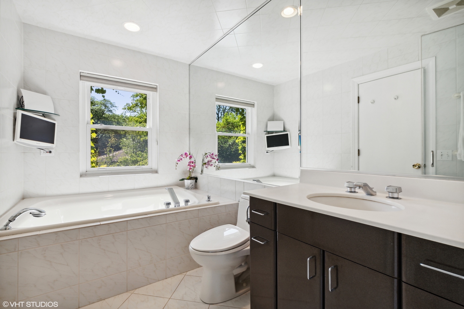 54 Meadowview Road Northfield, IL 60093 - Photo 21 of 32 a bathroom with a granite countertop sink toilet a large mirror and bathtub